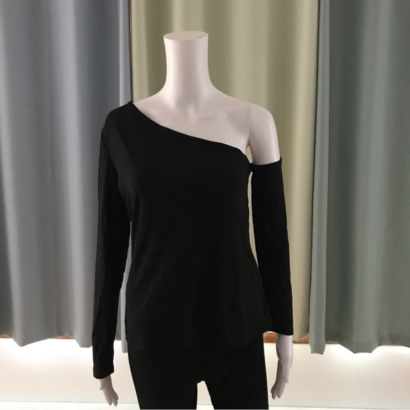 SHEIN Tops - Sexy off shoulder asymmetric tshirt